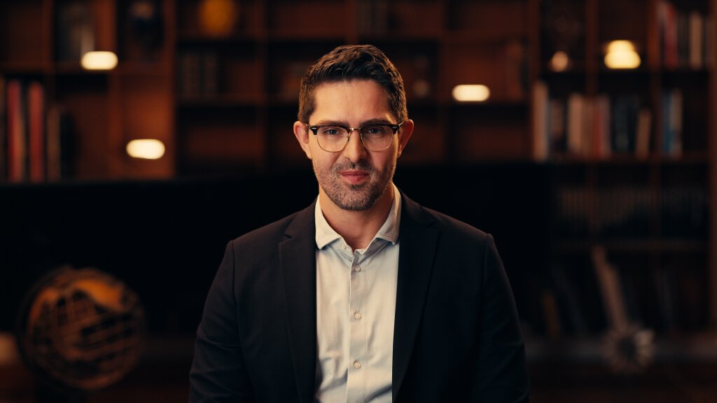 Picture of a man in suit.